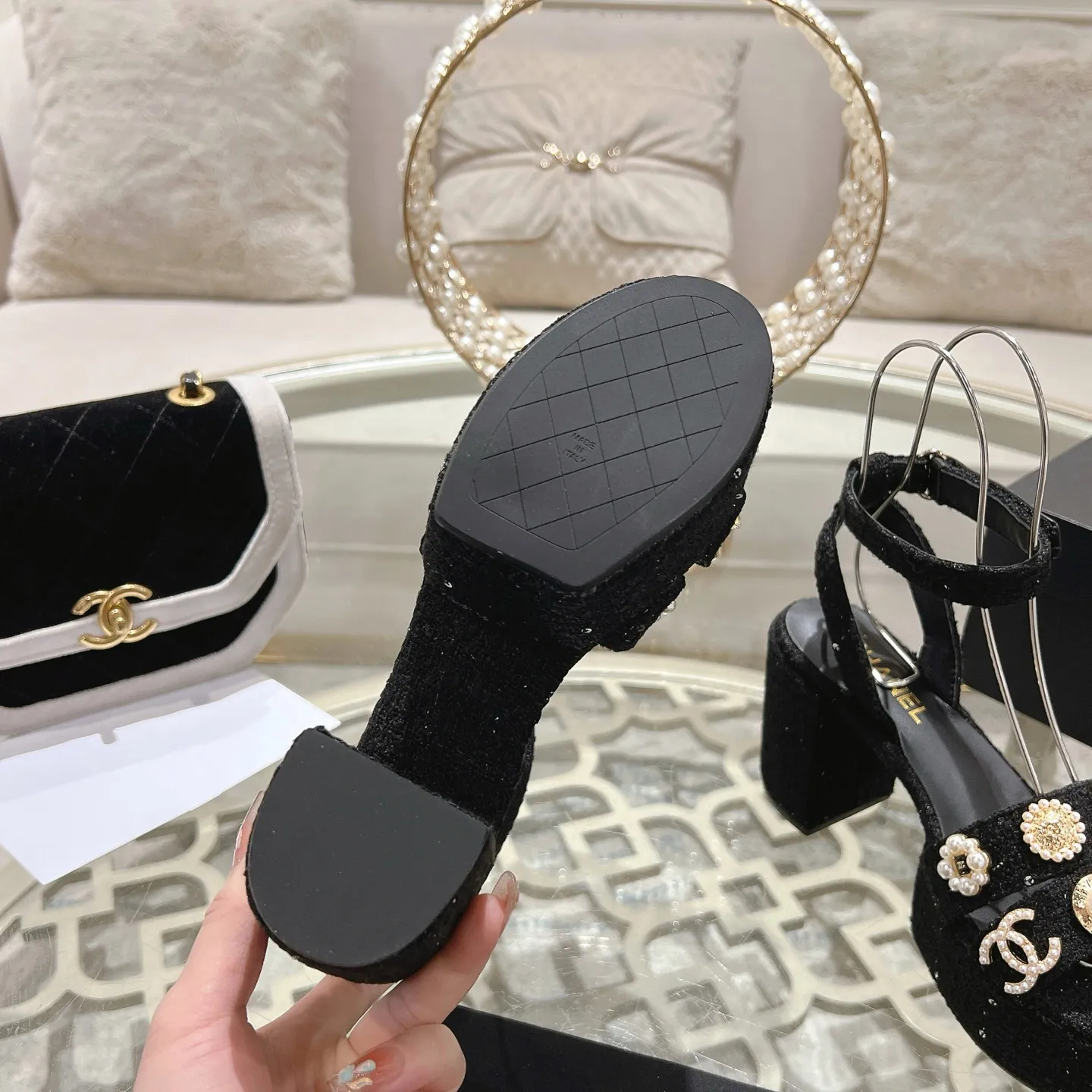 👟👟Ex-factory price 580👟👟 𝐂𝐇𝐀𝐍𝐄𝐋 | Xiaoxiang 25𝐬𝐬Spring and summer new products Counter classic catwalk models New series of high-heeled and waterproof platform sandals〰 A must-have in the fashion circle, the combination will interpret the meticulous, minimalist and classic elements that will never fade away It shows a unique dressing style that is too beautiful to say. A must-have for summer... Upper: Highly customized original specific fabrics. Lining: imported sheepskin lining. Outsole: original molded non-slip outsole. Heel height: 12cm. Waterproof platform: 2.5cm. Size: 35-39 (40.41.42 customization is not returnable)